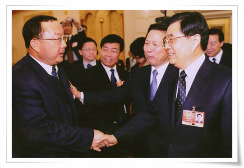 在十一屆全國人大會議上，時任中共中央總書記胡錦濤親切接見集團創始人劉慶年